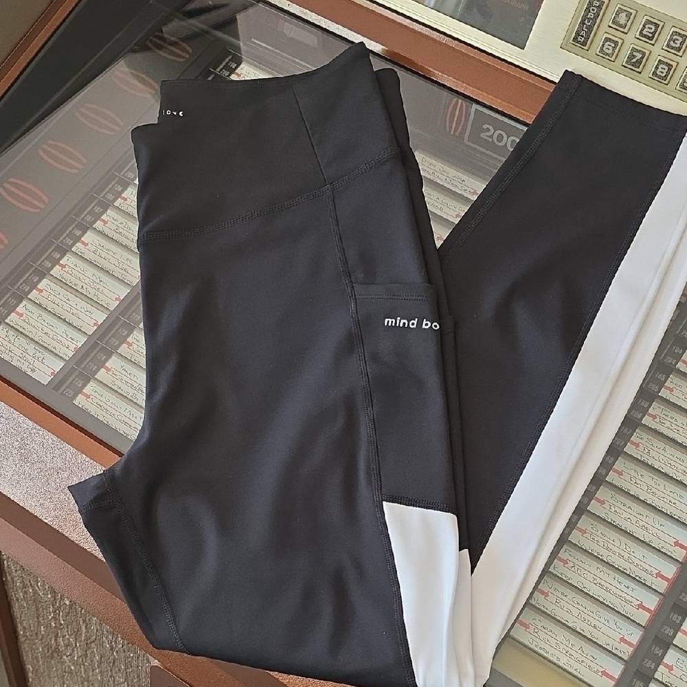 Mind Body And Love Black and White Leggings Size Large Womans